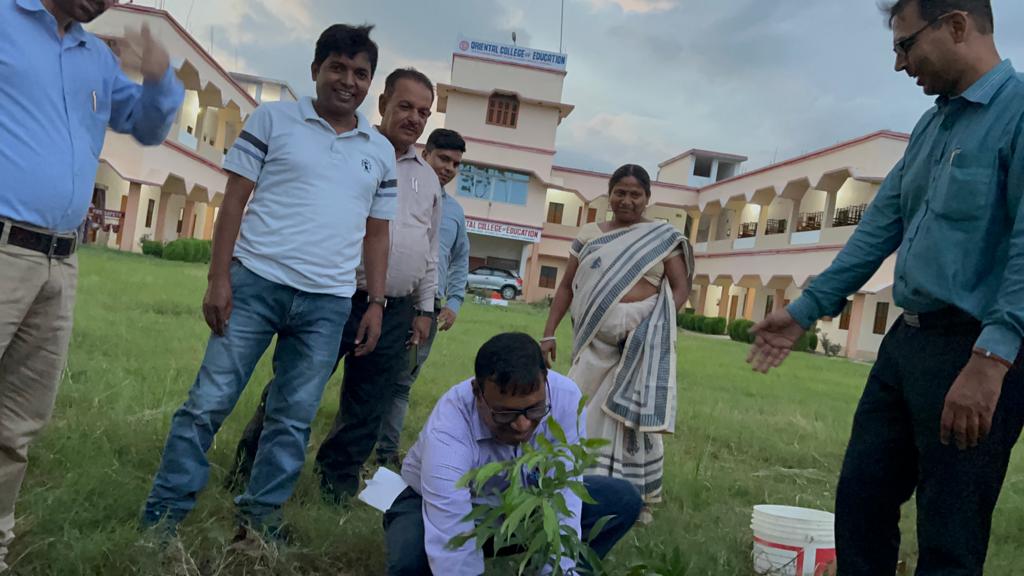 OCEIndia2004's tweet photo. Swachchta Pakhwada
Under the aegis of Special Campaign 3.0 (An initiative of Govt. of India to institutionalise Swachchta across the country).
Taking Oath &amp; Plantation Drive for Clean India &amp; Green India by Oriental College of Education, Darbhanga, Bihar
@ncteDelhi
@EduMinOfIndia https://t.co/8KFjOG72LL