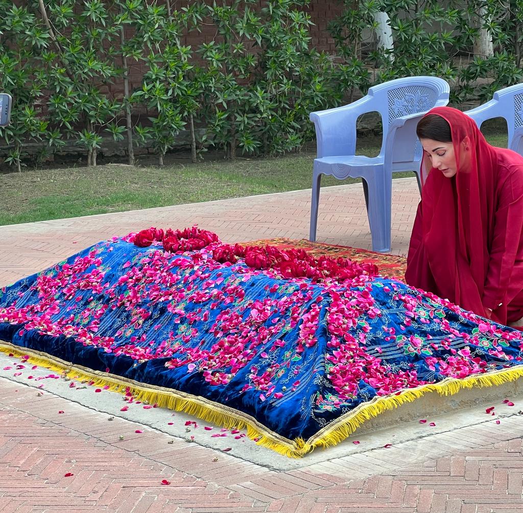 اُمید سحر بی بی مریم نواز شریف نے مینار پاکستان روانگی سے قبل اپنی والدہ محترمہ کلثوم نواز کی قبر پر فاتحہ پڑھی۔ ماں وہ ہستی ہے جو غم کے موقعے پر تو یاد آتی ہی یے، خوشی کے موقعے پر زیادہ یاد آتی ہے۔ اللہ تعالیٰ بیگم کلثوم نواز کے درجات بلند کرے آمین ￼ #خوش_آمدید_نوازشریف