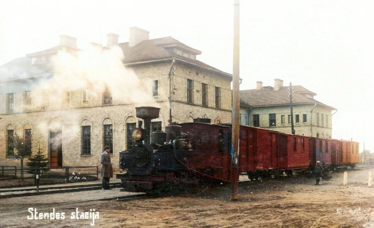 pelecalasitava's tweet photo. Mazais bānītis Stendes stacijā ap 1937. gadu. 🚂🚃🚃🚃 #Stende #Latvija https://t.co/NzoQ5Ef4Xu