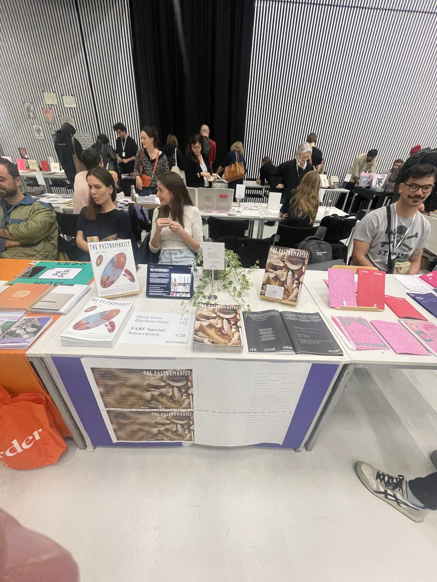 Hallo Wien!! Wir sind dieses Wochenende auf der Vienna Art Book Fair an der Angewandten - heute wieder von 1-7 und morgen von 12-6. Wir freuen uns auf Deinen Besuch!! 📚