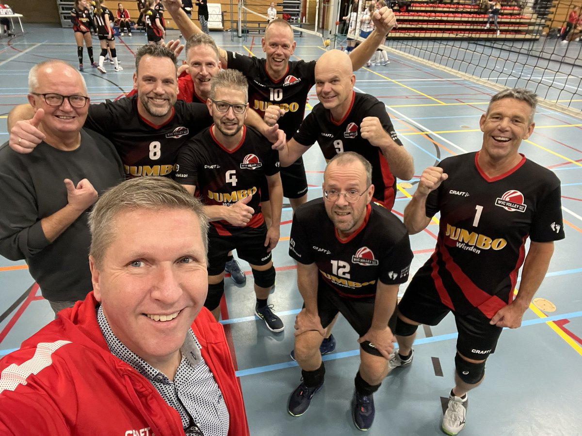 wvcvolleyh3's tweet photo. De jeugd speelt op zaterdag en dus spelen wij om 11 uur😅. Harambee H7 is de prooi. 25-6, 25-7, 25-11 en 25-8. 😎🎉🔥 Met vandaag Gert-Jan #mvp #GoTeamWVC #scheidsbedankt 😀 https://t.co/dVAgRCBqAf