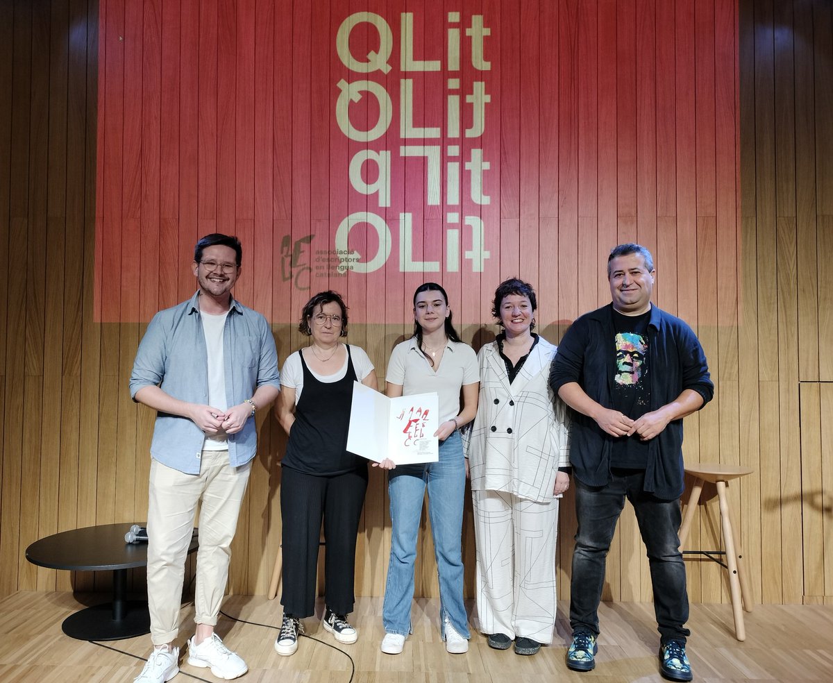 EscriptorsAELC's tweet photo. 🏆 Albert Antolín Henández, Isona Guasch Escoda i Casandra Maria Chayle Dragoiu són els guanyadors del sisè concurs "Imagina un amor" de narrativa en llengua catalana de temàtica LGBTI.
Llegeix la notícia: https://t.co/vFixlqoj9X https://t.co/sV2Nwaf5pd