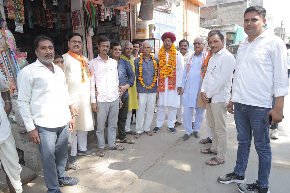 VijaySBainsla's tweet photo. उनियारा क्षेत्र के अंतर्गत ककोड़ बस स्टैंड में जनसंपर्क कर देवतुल्य जनता जनार्दन से आशीर्वाद प्राप्त किया एवं भाजपा के पक्ष में समर्थन की अपील की। इस दौरान सरपंच रामविलास जी, मोहम्मद राशिद जी, रामअवतार धावई जी, शिव सिंह मीणा जी, नरेश बंसल जी, कन्हैया लाल जांगिड़ जी, सुरेंद्र जी राणा, महावीर मीणा जी, नरेश महावर जी, शंभू सिंह जी, शंकर लाल जी , नमोनारायण जी गौतम, भिरडी चांद जी, सरपंच ओम जी गुर्जर, सरपंच मोहन जी, कावणपाल जी गुर्जर, नीरज गौतम जी, रामनरेश गुर्जर जी, बद्री भारती जी, सरपंच गुलाब जी और भगवान छाड़ मौजूद रहें।
ककोड़ का हर नागरिक राजस्थान में कमल खिलाने के लिए संकल्पित है।
#आ_रही_है_भाजपा #देवली_उनियारा #deoli_uniara
