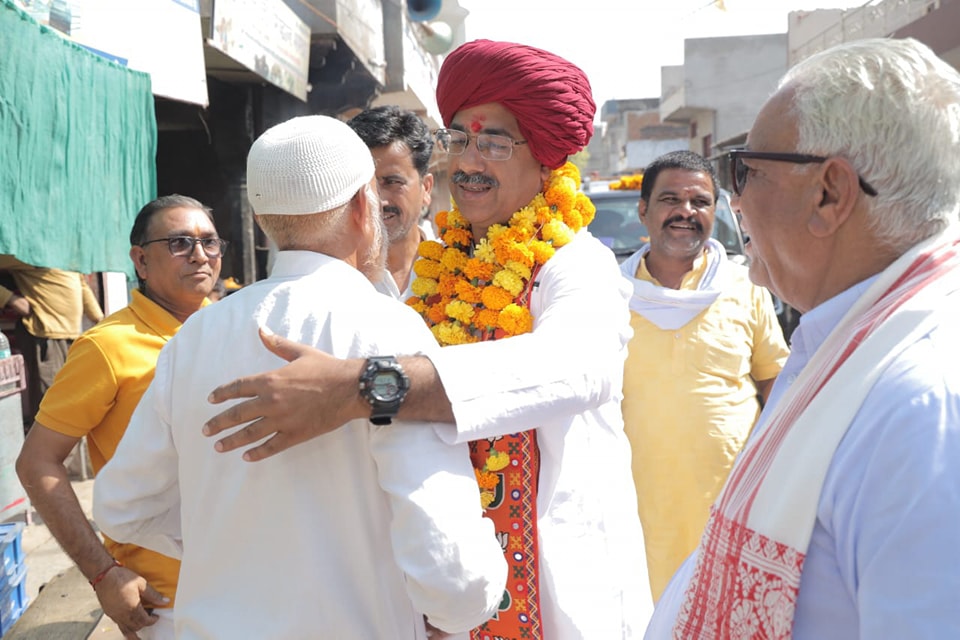 VijaySBainsla's tweet photo. उनियारा क्षेत्र के अंतर्गत ककोड़ बस स्टैंड में जनसंपर्क कर देवतुल्य जनता जनार्दन से आशीर्वाद प्राप्त किया एवं भाजपा के पक्ष में समर्थन की अपील की। इस दौरान सरपंच रामविलास जी, मोहम्मद राशिद जी, रामअवतार धावई जी, शिव सिंह मीणा जी, नरेश बंसल जी, कन्हैया लाल जांगिड़ जी, सुरेंद्र जी राणा, महावीर मीणा जी, नरेश महावर जी, शंभू सिंह जी, शंकर लाल जी , नमोनारायण जी गौतम, भिरडी चांद जी, सरपंच ओम जी गुर्जर, सरपंच मोहन जी, कावणपाल जी गुर्जर, नीरज गौतम जी, रामनरेश गुर्जर जी, बद्री भारती जी, सरपंच गुलाब जी और भगवान छाड़ मौजूद रहें।
ककोड़ का हर नागरिक राजस्थान में कमल खिलाने के लिए संकल्पित है।
#आ_रही_है_भाजपा #देवली_उनियारा #deoli_uniara