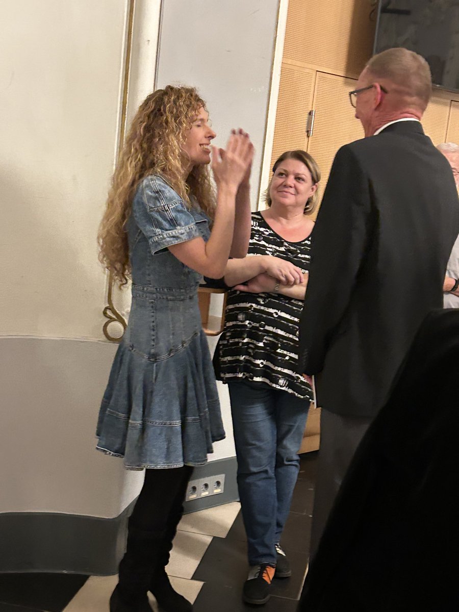 MargrietSchipp1's tweet photo. #teamOffenbach #DieReisezumMond Herrrrliche Abend @Volksoper_Wien , mit vielen Kindern & Jugendlichen im Publikum und auf der Bühne👏 Visuell😍 Singen, spielen, timing punktgenau, Energie, Orchester:🥇 Werkeinführung #LottedeBeer 👌& ergänzend. Stürmischer 👏 https://t.co/n5RORl4Stw