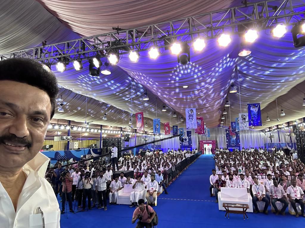 DMKITwing's tweet photo. சமூக வலைத்தள
தன்னார்வலர்களுடன் தலைவர்!

#Wing2point0 https://t.co/3KOPSbpJvI