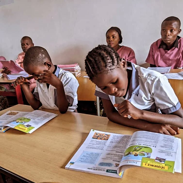 BulamboRiziki's tweet photo. C'est une joie immense pour ces enfants d'avoir la chance d'etudier dans des telles conditions .
Il ya un an la plupart d'entre eux passait le temps dans des champs agricoles pour des travaux de labour.
@TheoKASI @MONUSCO #Congo @DeniseNyakeru #kashusha https://t.co/7t3B03IrXP