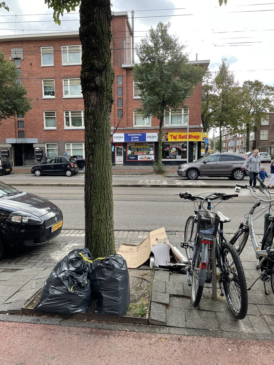 MargotDeBoks's tweet photo. In de Goeverneurlaan ligt veel vuilnis, gisteren vergeten @GemeenteDenHaag ??? #isgemeld https://t.co/ytEIpK35kA