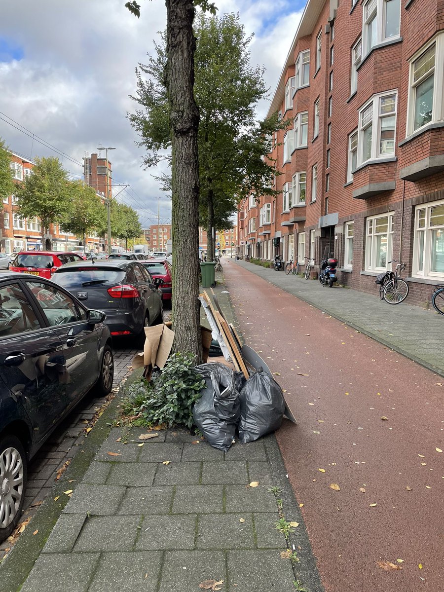 MargotDeBoks's tweet photo. In de Goeverneurlaan ligt veel vuilnis, gisteren vergeten @GemeenteDenHaag ??? #isgemeld https://t.co/ytEIpK35kA