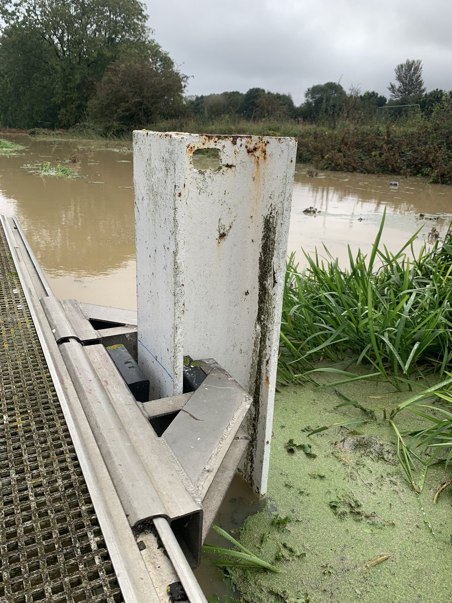 fragrantgoddess's tweet photo. @CanalRiverTrust @CRTBoating 
FYI pontoons on River Witham  21/10/23 https://t.co/uZLVdWTu7u