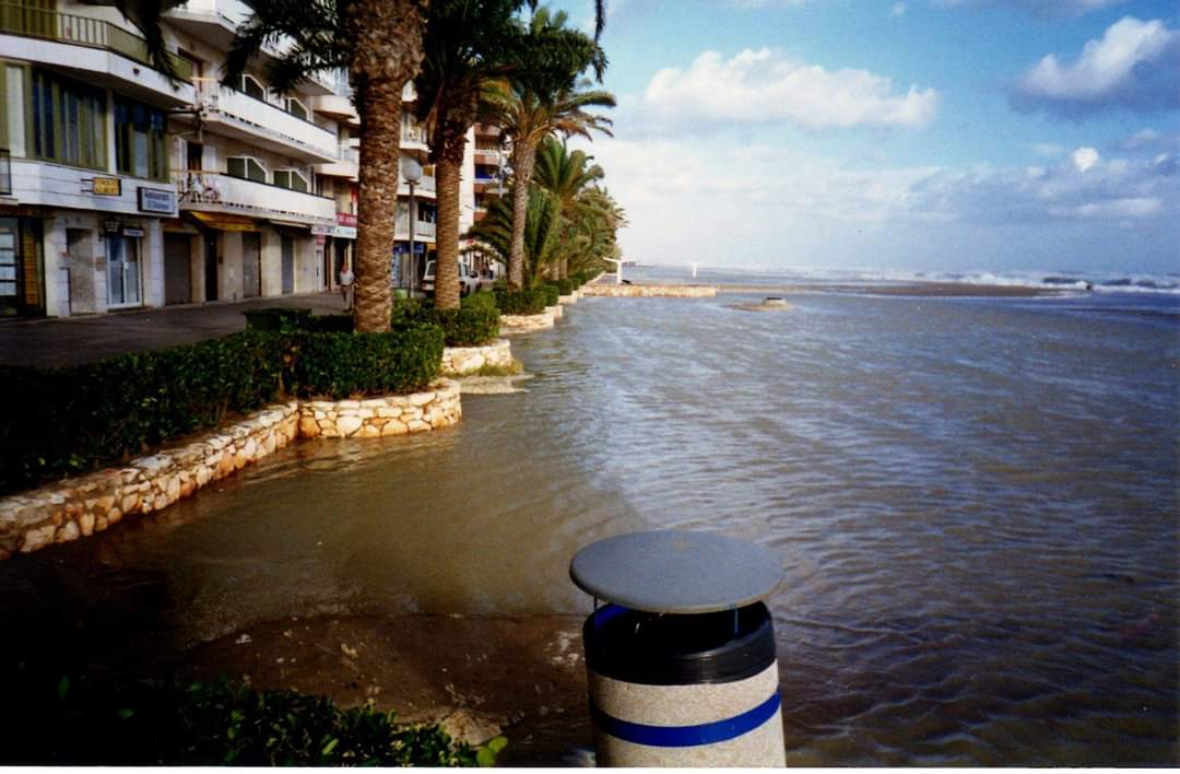 Petonets desde la no-Platja de Calafell.
No és fotoshop.
És 100% real.
No és avui. 
Ara ja tenim certa normalitat.

#Calafell 
#pluja