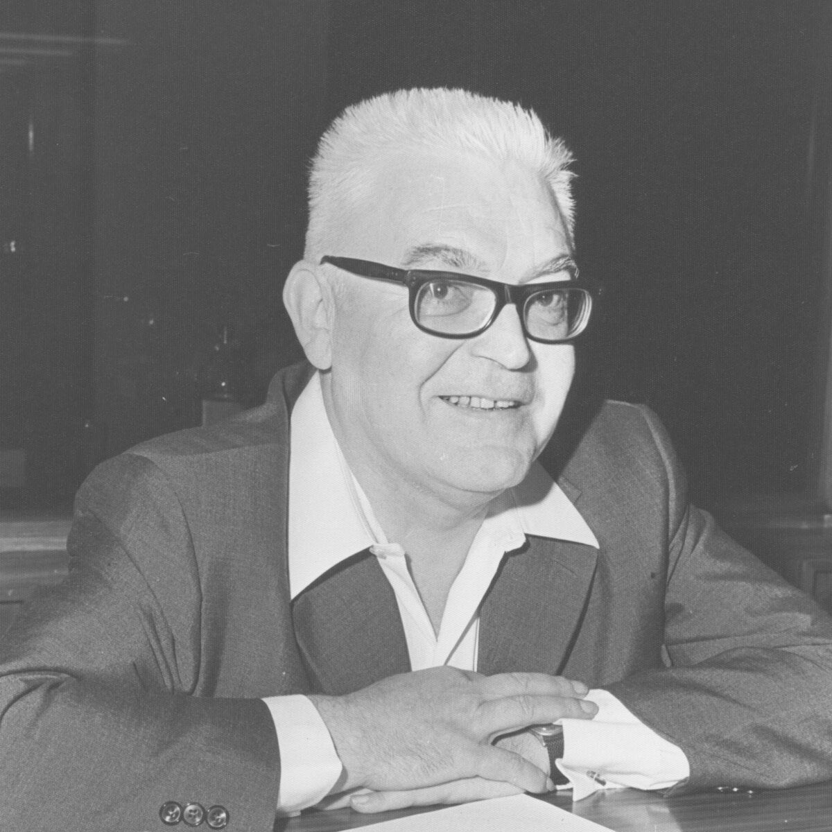 Julien Freund répliqua :

« Écoutez, Monsieur Hippolyte, […] vous pensez que c’est vous qui désignez l’ennemi, comme tous les pacifistes.
Du moment que nous ne voulons pas d’ennemis, nous n’en aurons pas, raisonnez-vous. Or c’est l’ennemi qui vous désigne. Et s’il veut que vous