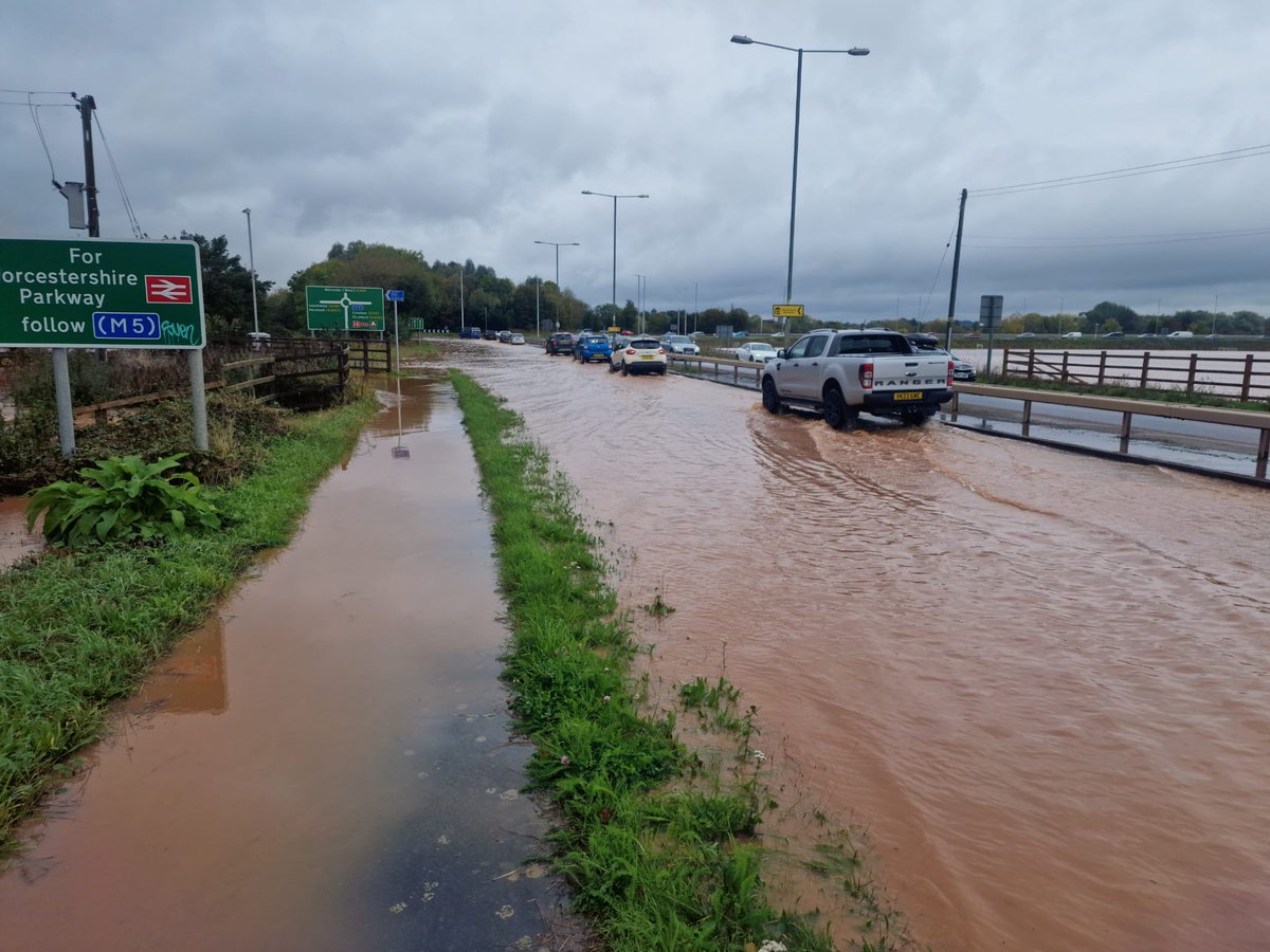 WorcsTravel's tweet photo. A449 approach from Malvern to Powick Roundabout

We're keeping the road open at the moment &amp; the River Teme is close to peaking - we'll run traffic 2-way on the other side of the road if necessary

Please approach with care https://t.co/AVP6jhZEe6