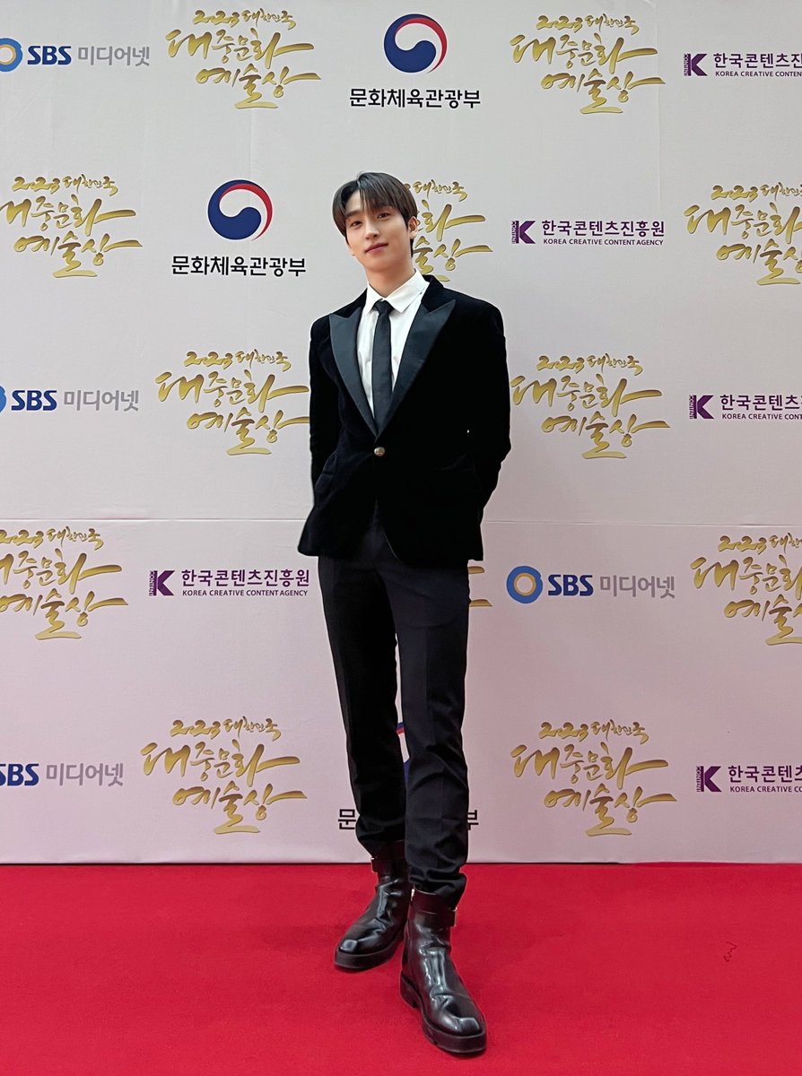 [📸] 더보이즈가 2023 대한민국 대중문화예술상에서 문화체육관광부 장관 표창을 수상했습니다🏆 더보이즈 반장 상연이 대표로 수상한 소중한 표창✨ 오늘도 더비 덕분에 쌓인 소중한 추억❣️ 더보이즈의 행복은 모두 더덕입니다💞

#THEBOYZ #더보이즈