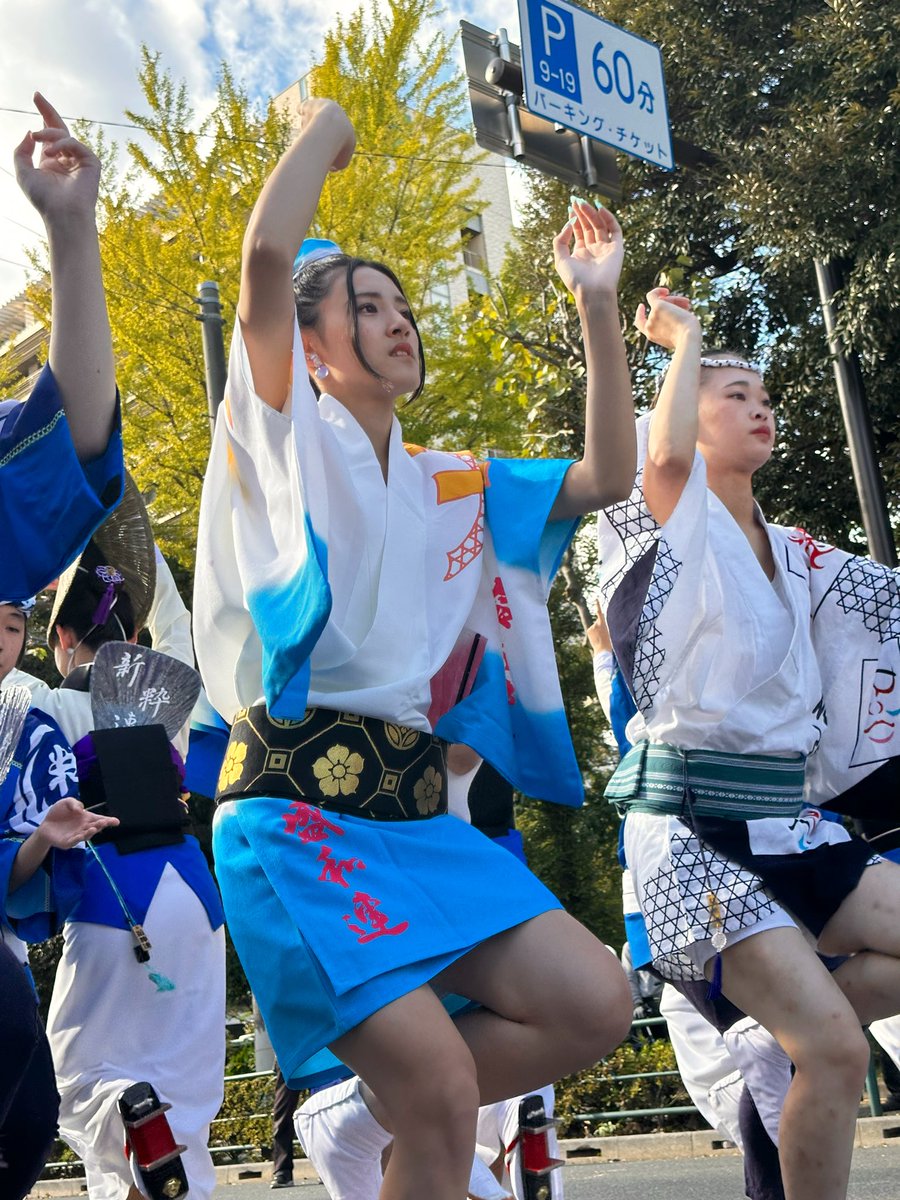 shinsuiren's tweet photo. 板橋区民祭りにて阿波踊り出演しました。

昨年に引き続き、大塚合同連として大人数での参加です。

いつもは肌寒さを感じる時期ですが、今日はとても暖かく過ごしやすい陽気の中、ご観覧の皆さまに阿波踊りをお楽しみいただきました🤗 https://t.co/wHItZhdh8A