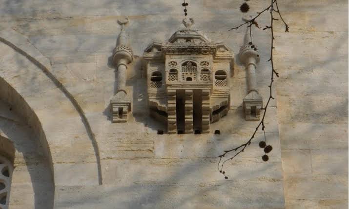 archeohistories's tweet photo. "Ottoman Bird Palace"

An important element of Ottoman architecture in Türkiye, was addition of birdhouses affixed to outer walls of significant city structures, a safe space for regular avian guests to nest outside of mosques, inns, bridges, libraries, schools, and fountains. Birdhouses were not simple concrete structures, but rather elaborate feats of miniature architecture that ranged from one-story homes to multiple-story bird mansions.

In addition to providing shelter, birdhouses fulfilled a religious vision. They were thought to grant good deeds to those that built tiny homes. Through their abundance and care, structures encouraged a love of animals in Turkish public.

It was designed to accommodate feathered friends welcomed with elaborate birdhouse designs. Birds, in their own unique way, were welcomed to ornate structures with their own avian-sized palaces that look just like miniature versions of larger thing: multi-story mansions complete with balconies on which to survey their world at large. Some of these homes even included water troughs or runways fit for takeoffs and landings.

Stunning birdhouses speak to overall attitude that Ottoman Turks had towards animals. Structures built during this time between 15th-19th Century CE, were designed with care and protection of creatures in mind. Avian homes, with nicknames like “kuş köşkü” (bird pavilions) and “serçe saray” (sparrow palace), are examples of this. While some stunningly detailed homes were simply for refuge, other birdhouses fed winged creatures in times of cold weather or could help take care of them while they were sick.

In their heyday, birdhouse designs were present in nearly every Turkish city. As time has worn on, but only a relatively small selection that remain today. Oldest example is 16th Century CE, iteration that's attached Istanbul's Büyükçekmece Bridge.

- Subscribe for Weekly Newsletter -
https://t.co/QSjn4yGpeh

#archaeohistories