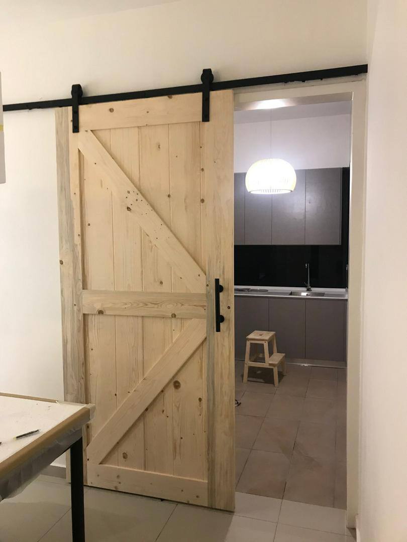 Senang je rupanya nak diy pasang barn door ni.

Korang boleh buat aktiviti diy dengan suami bila ada masa terluang. Letak dekat laluan dapur memang cun habis. 

#thread