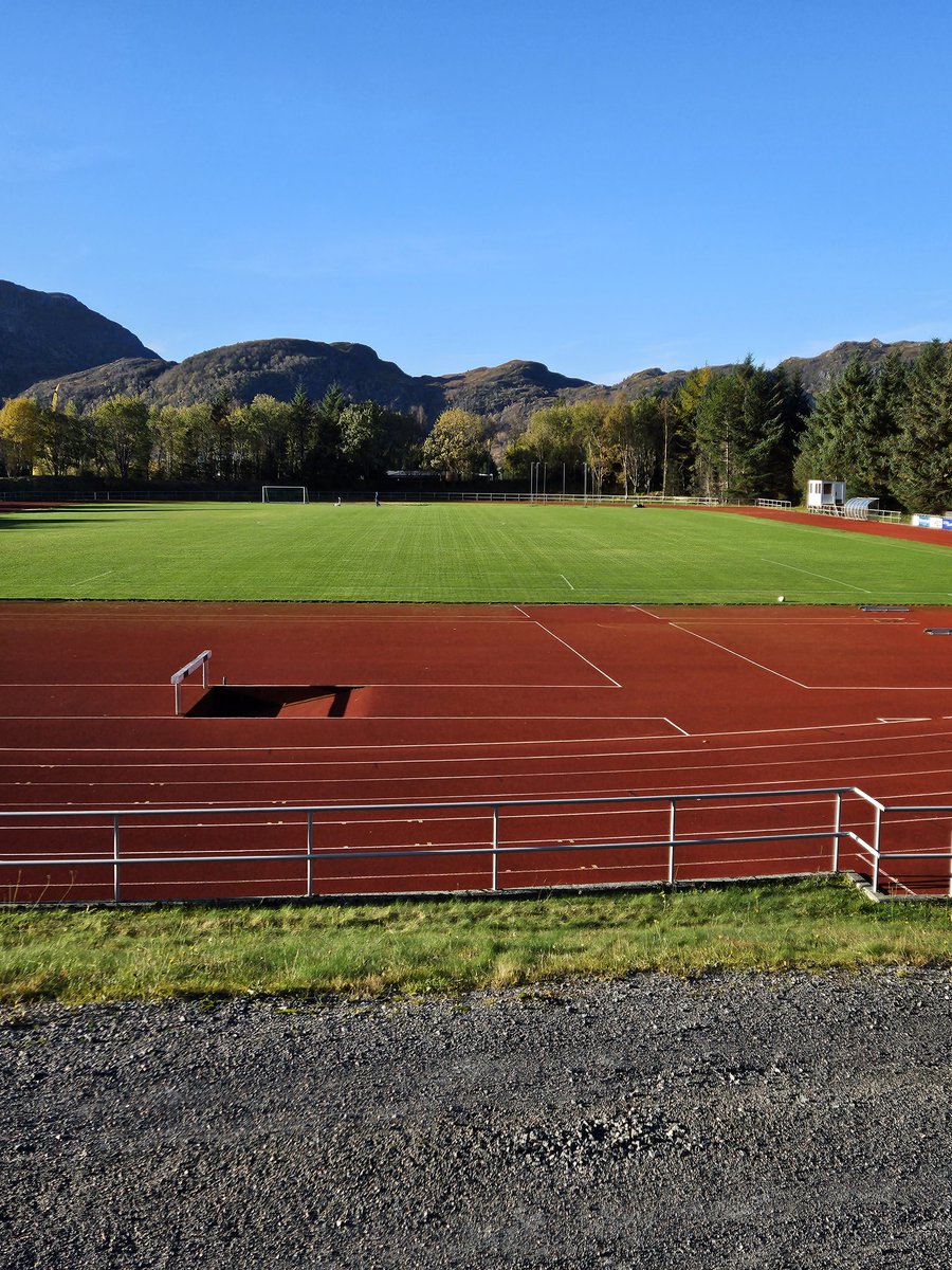 Midsund stadion i flott høstsol. Perfekt avslutning på en lang sesong. Vi tar i mot ÅIF kl. 15.00.