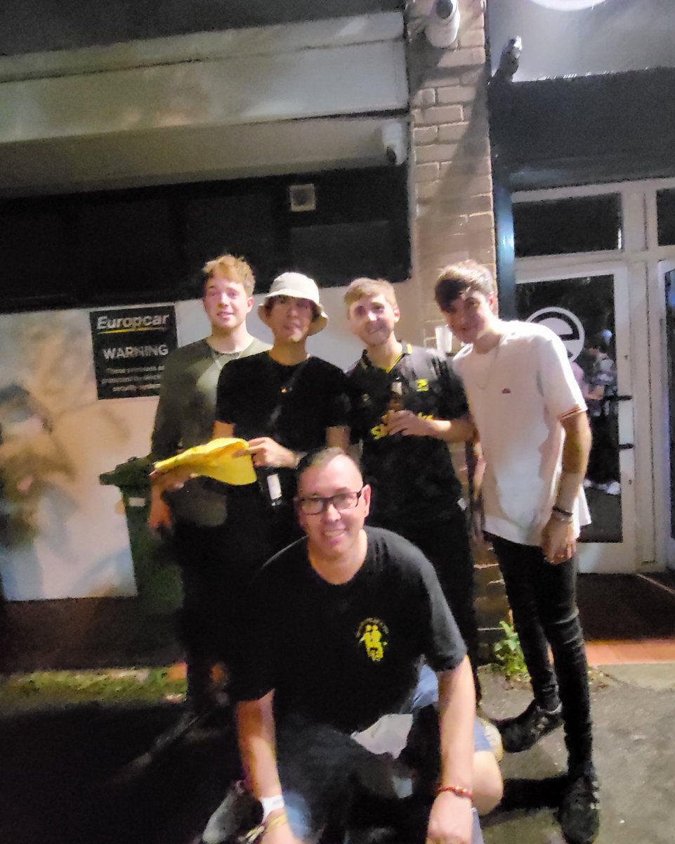 What an incredible night last night, The Sherlocks were amazing as usual thanks lads. Nice to meet Mike Crook and the lady photographer she is lovely did not catch her name but thanks xx
Nice to see Crystal Tides had a gd chat with them before hand nice lads.