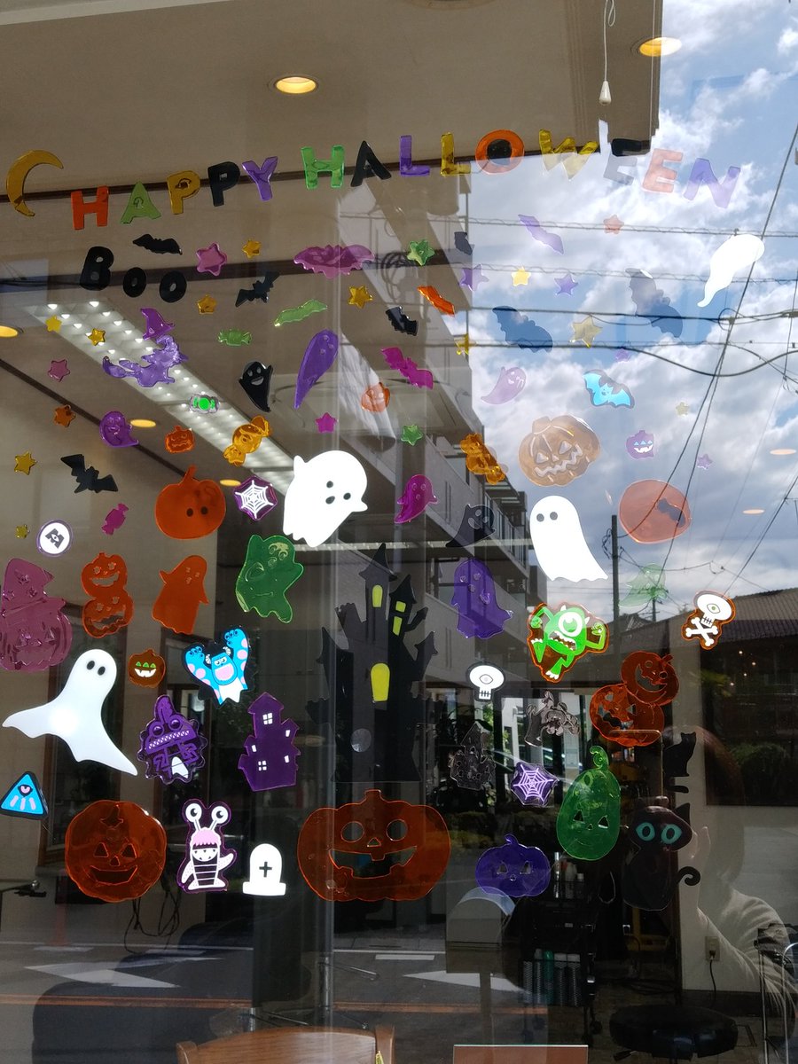 soraremido2's tweet image. ヘアカラーに行ってきました。ふなばしミュージックストリート本番にそなえて。
やはり、白髪はないほうが気分が上がるもん。
26年お世話になっている美容師ご夫婦とのよもやま話もまた楽しみのひとつ。

季節を感じさせる店内デコレーションは、ご主人作だそう。
🎃
お天気明日も良さそう🎵