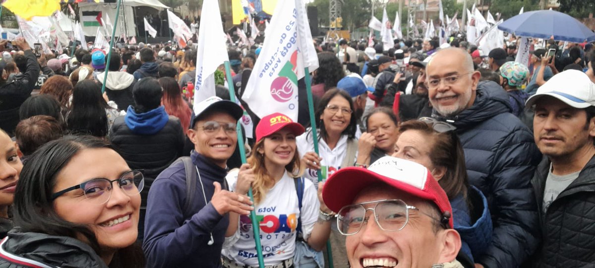 PactoSantaFe's tweet photo. #BogotaVotaPacto #BolivarTuAlcalde Estamos en la recta final donde @GustavoBolivar será nuestro próximo Alcalde de Bogotá y el @PactoHistorico liderará las urnas este 29 de octubre. ❤️‍🔥💪 https://t.co/ZXp5zUMLWW