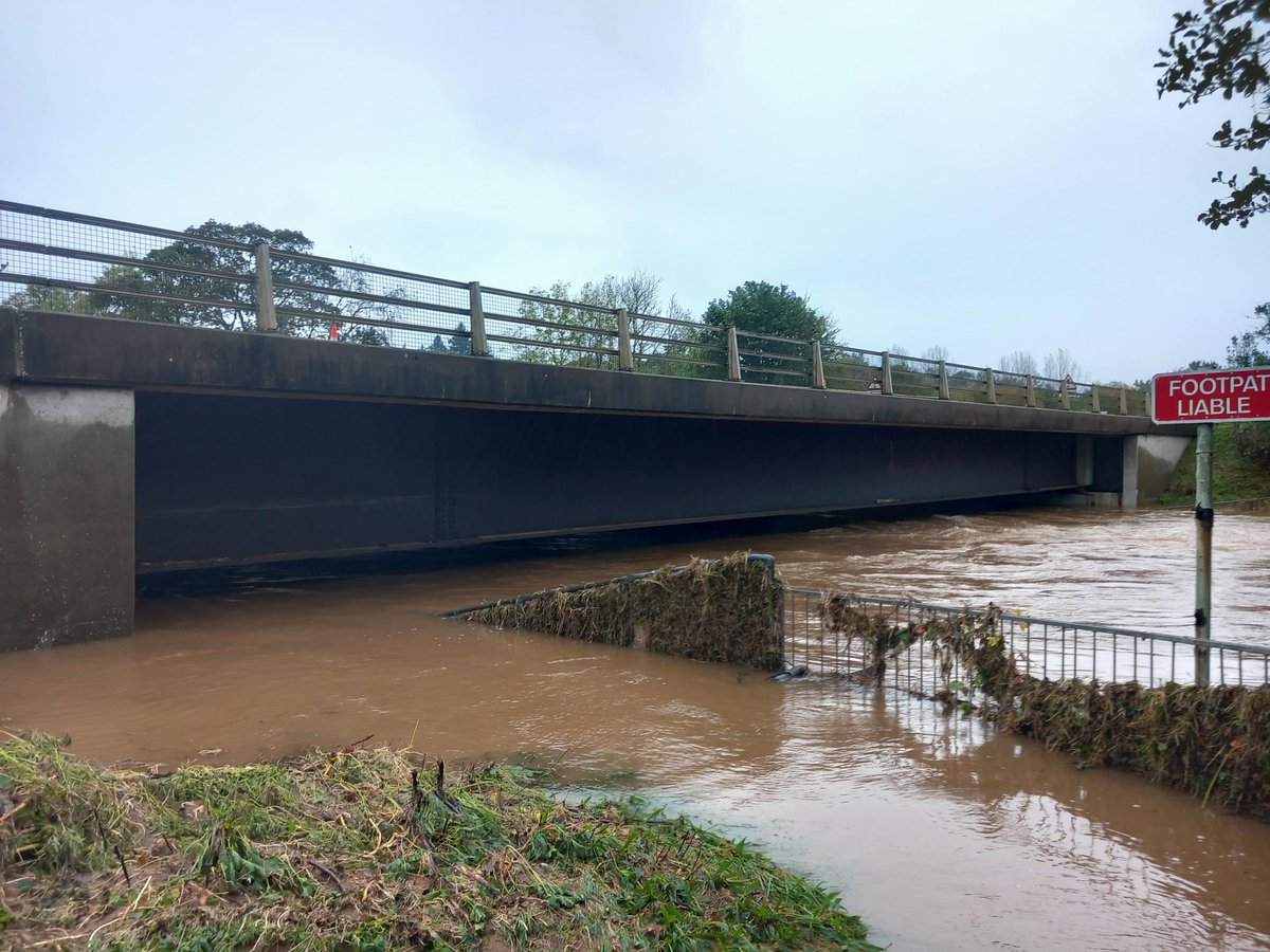 NETrunkRoads's tweet photo. ❗️⌚️ UPDATE: 11.30hrs Sat 21/10
🌧️ Current water levels on the #A90 at #Finavon due to #StormBabet.
🚨 The #A90 remains CLOSED between Dundee & Stonehaven due to a SEPA flood warning.
➡️ Traffic is being diverted via the A9/A95 NB & A95/A9 SB. Local access remains in place. https://t.co/ZHHd8bw3Fr