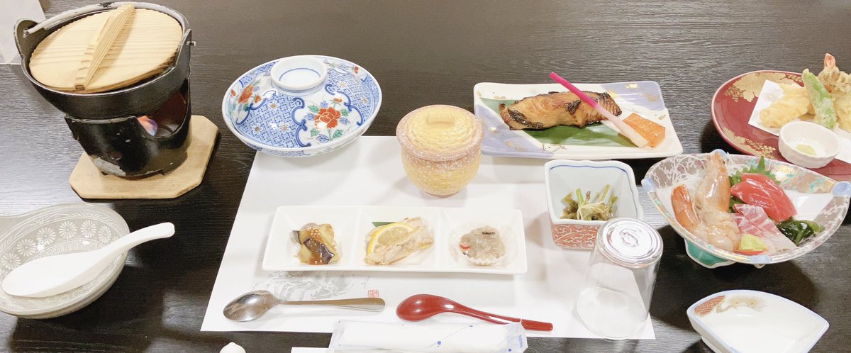 「これに蕎麦とアイスがついてきた…腹がはち切れるかと思った…でも美味しかった…」|櫻田 円のイラスト