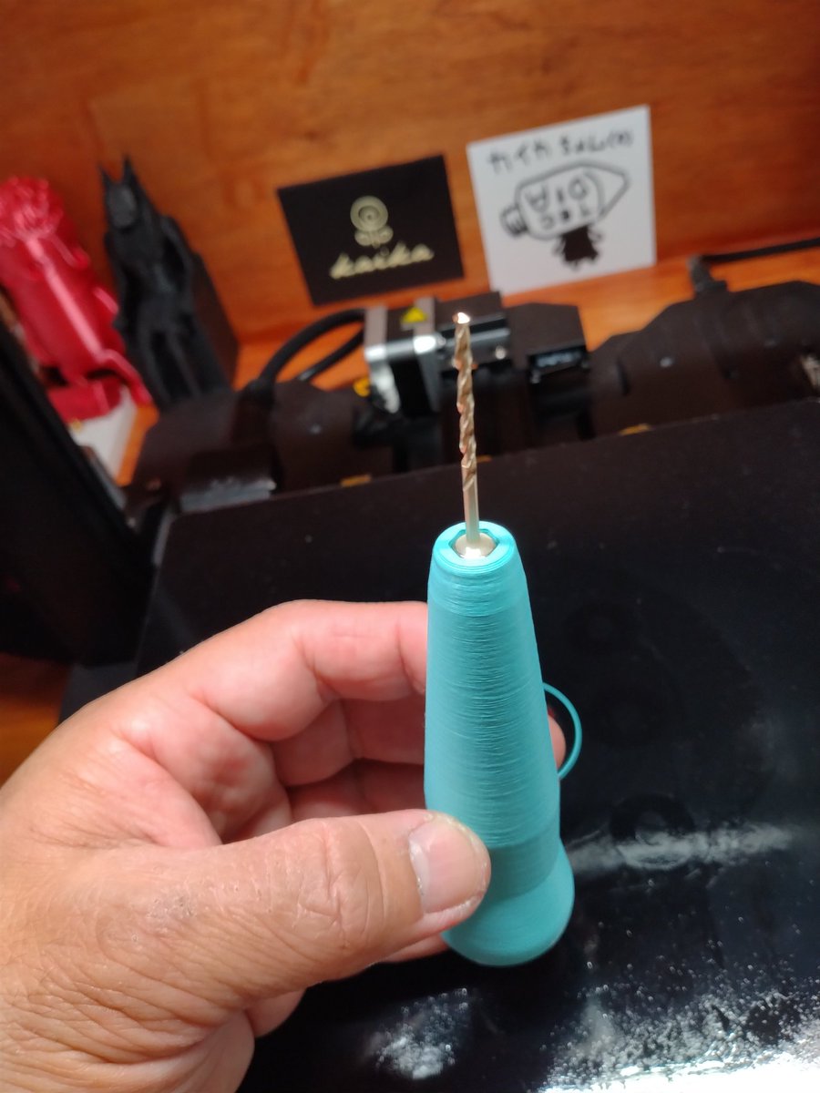 duca_400's tweet image. 以前からダイソーのドリルをバリ取りや穴修正に使ってたんですが、回しにくい場面もあったので、持ち手を作成☺️
使わないときは反対に挿して収納☺️
#ender3s1pro
#kaika
#polyterra
#３Dプリンター
#freecad