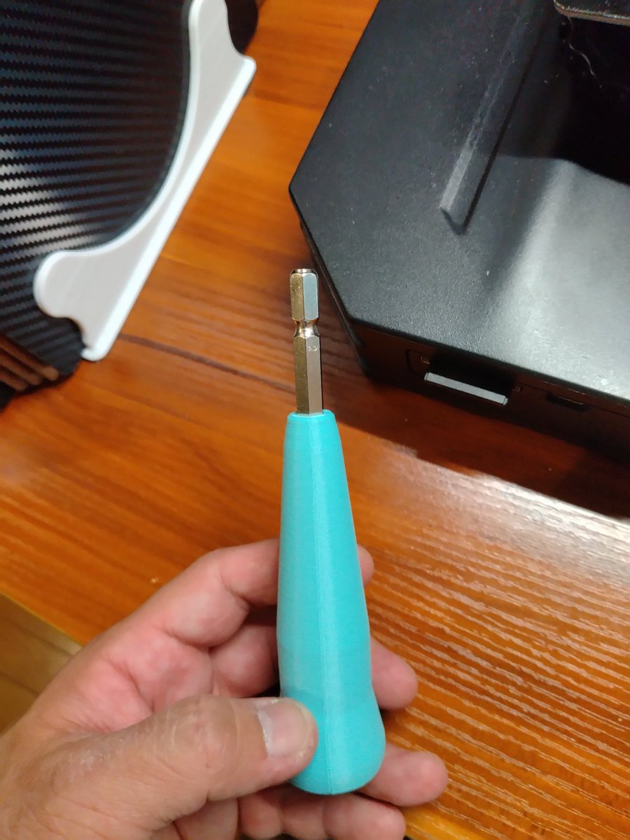 duca_400's tweet image. 以前からダイソーのドリルをバリ取りや穴修正に使ってたんですが、回しにくい場面もあったので、持ち手を作成☺️
使わないときは反対に挿して収納☺️
#ender3s1pro
#kaika
#polyterra
#３Dプリンター
#freecad