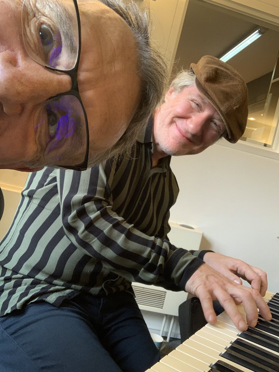 DavidgPoyser's tweet image. Getting flu jab and covid vax. Wonderful @DomPipkin - a VOLUNTEER-entertaining us as we wait. Shout out to @spitzcharitabletrust who provide music in care centres. #fightcovid #lovenhs #❤️nhs