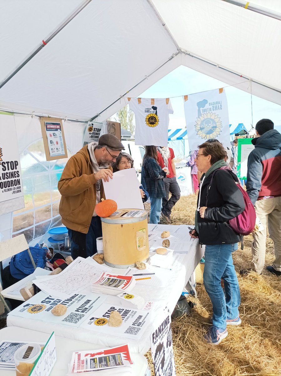 lrgsansbitume's tweet photo. Nous sommes en place à Ramdam sur le Macadam, à Saïx (81), notre stand est en face du chapiteau jaune et rouge.
Nous participons à la marche cet après-midi mais le stand reste ouvert  et nous serons là jusqu'à dimanche, dans la convivialité et la bonne humeur !
#A69 #stopbitume https://t.co/X1jfq8BC5j