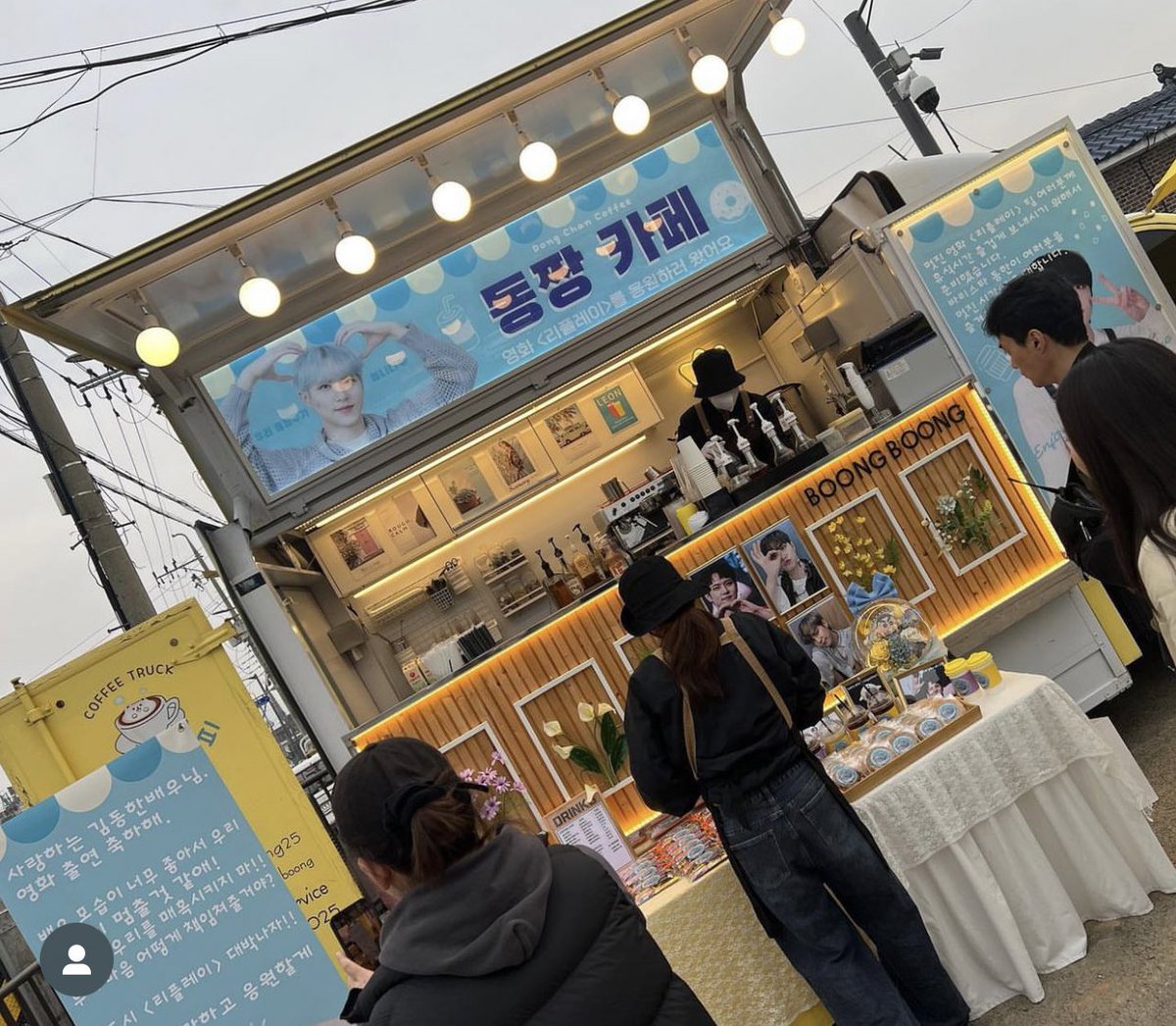 donghan with co-actors and staffs for replay film 💖  #김동한