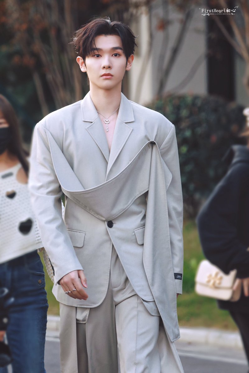 -𝐅𝐈𝐑𝐒𝐓𝐇𝐄𝐀𝐑𝐓初心·高卿尘- tweet media