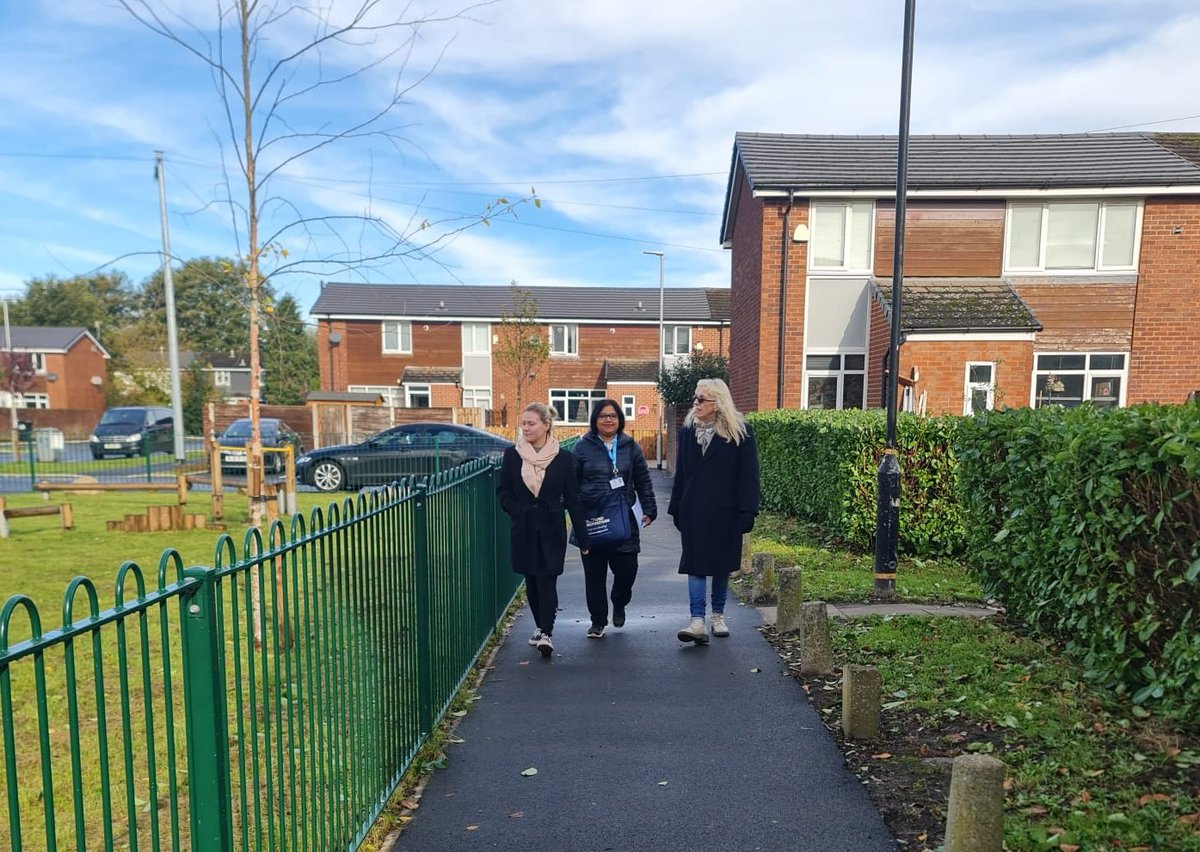 lhancock4bowdon's tweet photo. Great to be out meeting residents with @Rupali_Paul02 and @LauraEvansTeam #Conservative #cwo #cwonorthwest #manorward https://t.co/11No7J5CDl
