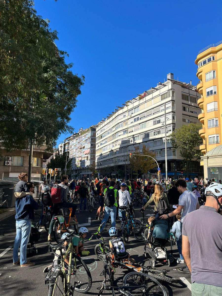Avui toca defensar el carril bici de #viaaugusta perquè Barcelona no entri al club de les ciutats negacionistes del canvi climàtic.