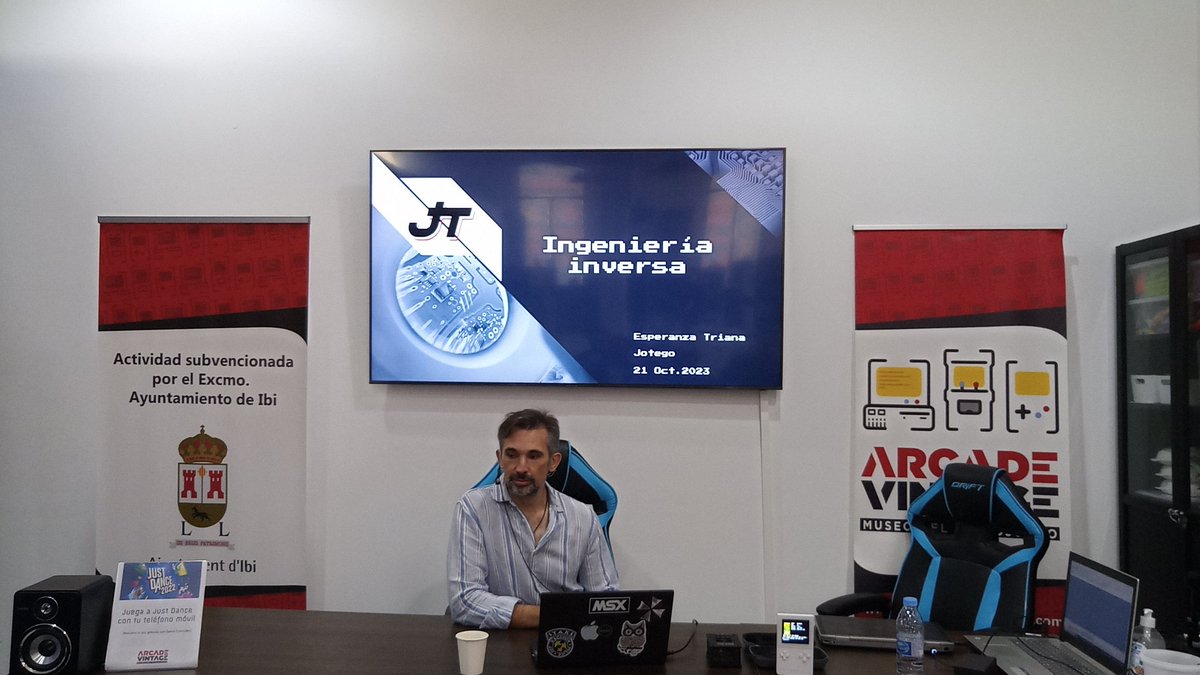pabloforcen's tweet photo. Continuamos con la charla del gran @topapate en esta #ArcadeCon. Vamos a ver qué nos cuenta sobre las #FPGA y su ingeniería inversa. @ArcadeVintageOr @Arcade_Vintage #arcade https://t.co/tfvPh4rVbC