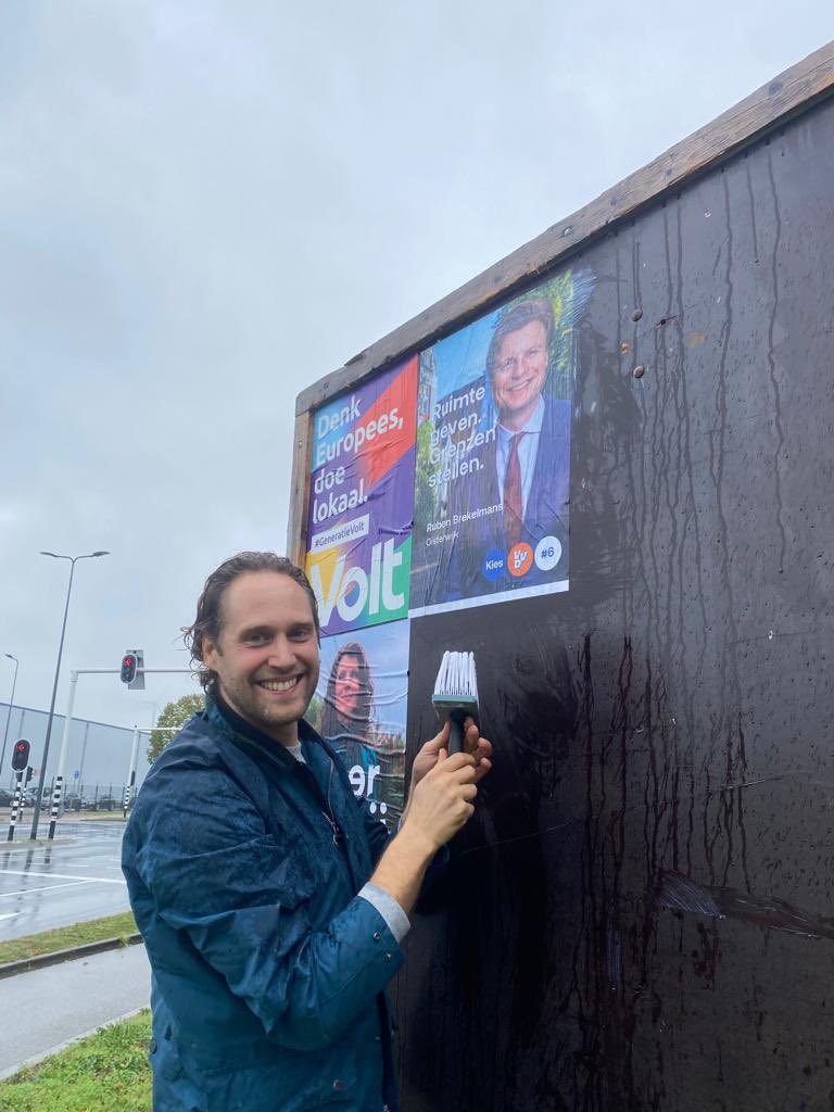 Ondanks het slechte weer is er gisteren 'gewoon' campagne gevoerd. De eerste posters hangen al weer en het begin is gemaakt! #tweedekamerverkiezingen2023 #vvd