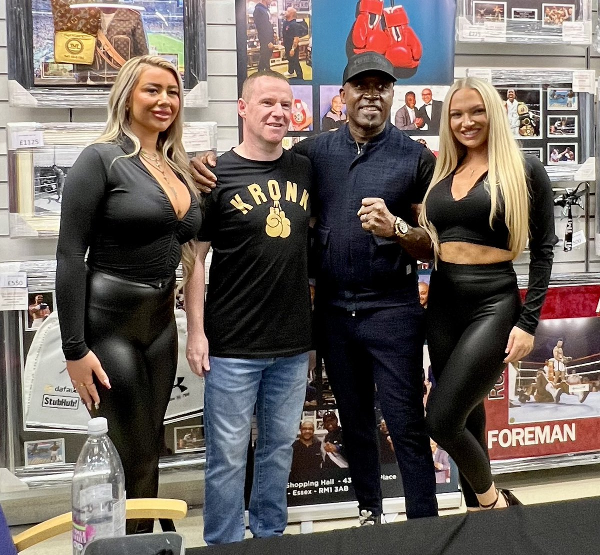 FLYNNTOONARMY's tweet image. Meeting Nigel Benn at Worldwide Signings. @nigelbennofficial #boxer #nigelbenn #autograph #thedarkdestroyer #professionalboxing #wbc #middleweightchampion #boxingchampion #britishboxing #boxing @wwsignings #worldwidesignings  #brawlbabes @brawlbabes #kronk #kronkclothing