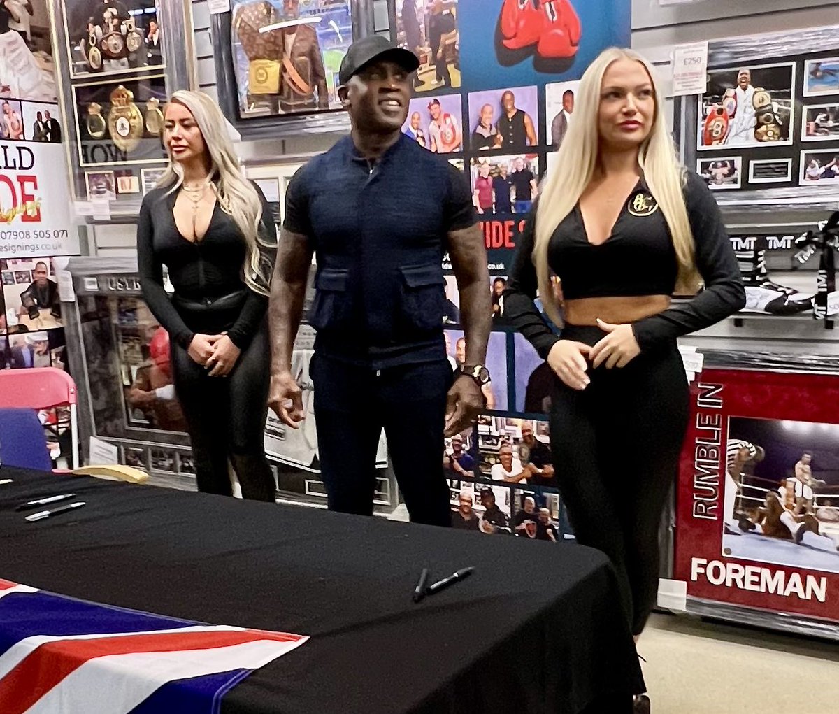 FLYNNTOONARMY's tweet image. Meeting Nigel Benn at Worldwide Signings. @nigelbennofficial #boxer #nigelbenn #autograph #thedarkdestroyer #professionalboxing #wbc #middleweightchampion #boxingchampion #britishboxing #boxing @wwsignings #worldwidesignings  #brawlbabes @brawlbabes #kronk #kronkclothing