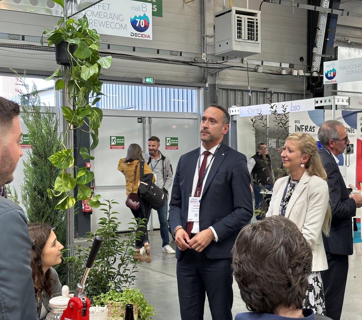 M_Dauchy's tweet photo. 🤝🏻 Rencontres et échanges très constructifs au 1er salon #Decidia dédié aux entreprises et aux acteurs savoyards.
Nous devons soutenir les projets novateurs, ambitieux et au service d'une réindustrialisation de nos territoires ! https://t.co/14Unopth19