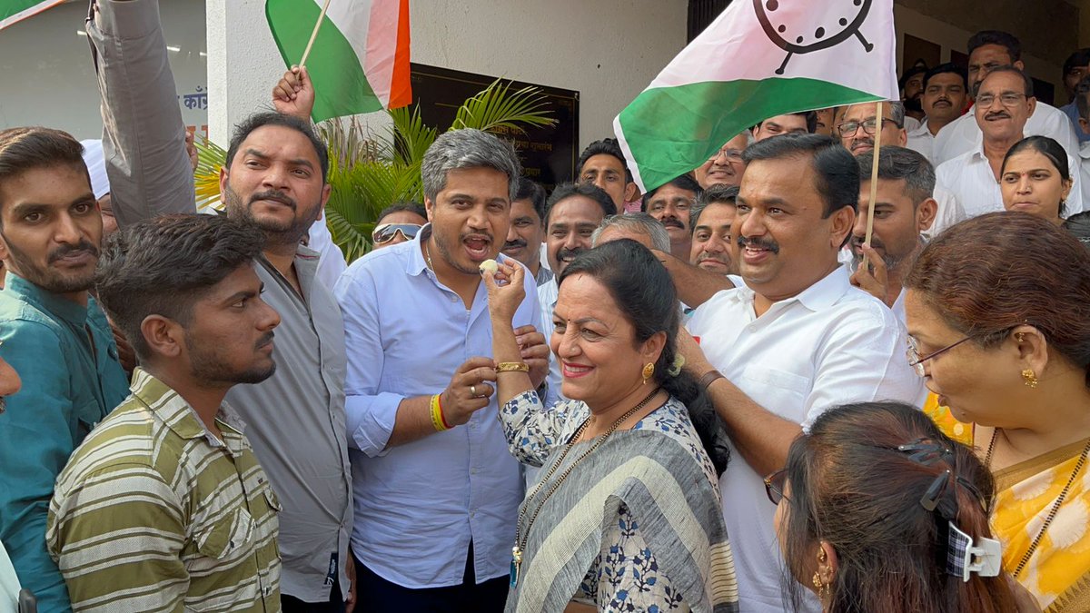 RRPSpeaks's tweet photo. कंत्राटी भरतीचा GR रद्द करण्यास राज्य सरकारला भाग पाडल्याबद्दल राष्ट्रवादी काँग्रेसच्या पुणे शहर कार्यालयात युवा आणि कार्यकर्त्यांनी पेढे वाटून जल्लोष केला.. 
यावेळी शहराध्यक्ष प्रशांत दादा जगताप, प्रवक्ते विकास लवांडे यांच्यासह अन्य पदाधिकारी व कार्यकर्ते उपस्थित होते.

कंत्राटी भरतीच्या प्रश्नावर सरकारची माघार हा युवांचा विजय असून #युवा_संघर्ष_यात्रेच्या माध्यमातून इतरही प्रश्न मार्गी लावल्याशिवाय आपण थांबायचं नाही...
#YuvaSangharshYatra
#yuva #sangharsh #yatra
#RohitPawar

@prashantjagtapn 
@NCPspeaks