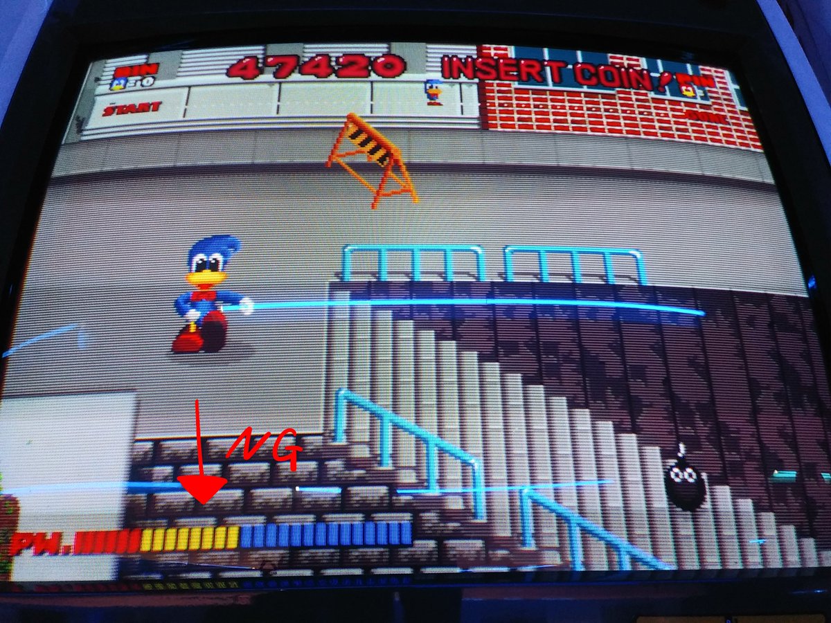 tukasa_suzukaze's tweet image. ソロモンの鍵と入れ替わりで入ったマイトのアヒルに挑戦
結果は1面道中で滅

道中の階段
手すりの無いところは下に落ちて１ミスになるっす
(´Д⊂ｸﾞｽﾝ
#DynamiteDUX
#秋葉原Hey