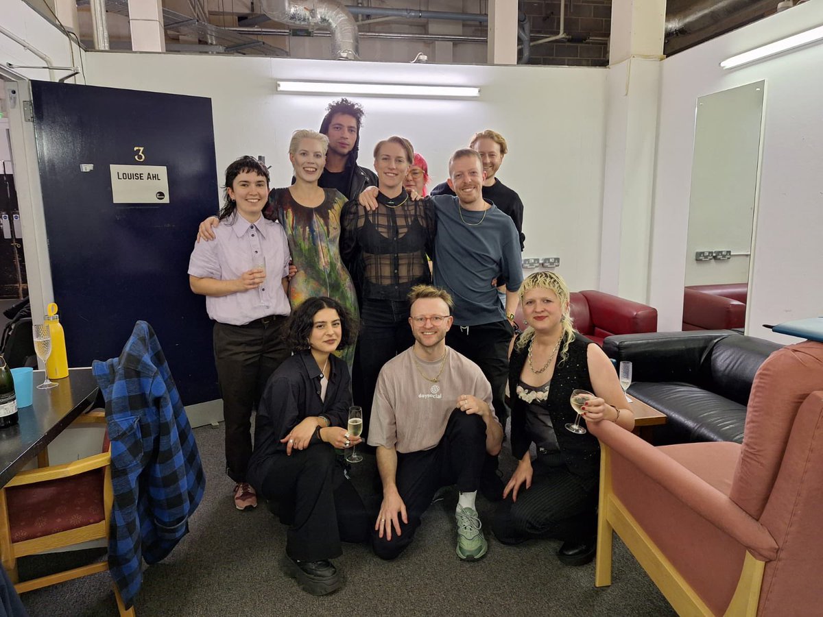 Congrats to Louise Ahl on her opera “Skunk without k is Sun” premiere in Glasgow.

Skunk without k is Sun is an experimental three act solo opera, working with audio description as operatic sung material.  🙌🙌👏👏👏

#contemporaryopera #opera #classicalmusic #operalovers