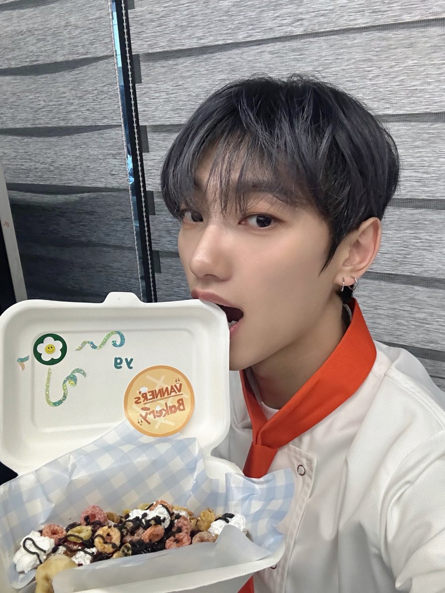 VannerOfficial's tweet photo. [#영광]

광셰프와 함께하는 배너's 베이커리!!!! 즐거운 시간이었나요~~?🤗

#VANNER #배너 #YEONGGWANG https://t.co/ztZbZuBPsd