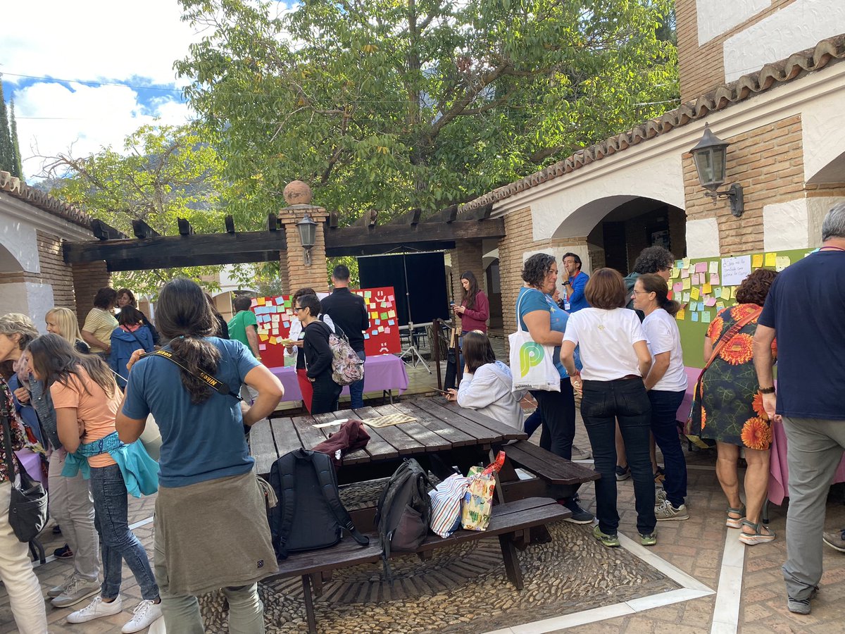 esenred21's tweet photo. Luchando por sus ideas de jóvenes que pueden cambiar la situación del cambio climático #enredadosXelclima #confintsierranevada https://t.co/Df4G74Vr3c