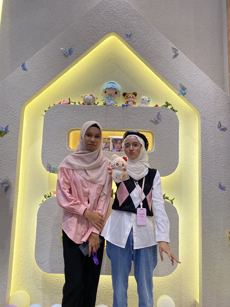 lialuvseok's tweet photo. Had a really fun day today!!! I get to meet up with @azshaaaaaa @nyyyuta @ed_nakamoto  

#ButterfliesInAutumn #ProjectYutaYuta https://t.co/GFsfg9R0HX