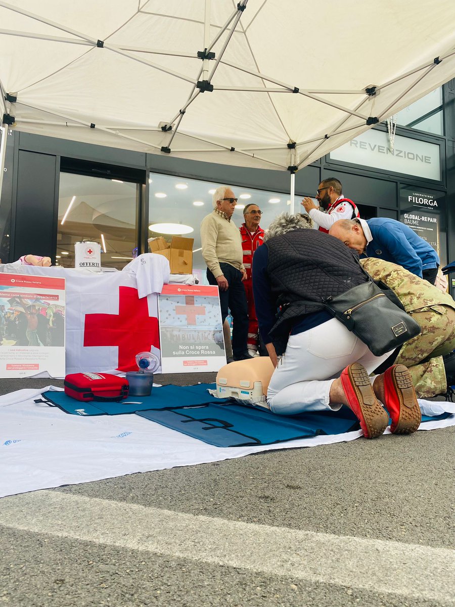 Crispoltore's tweet photo. E' fondamentale che chiunque assista a un arresto cardiaco effettui subito le manovre salvavita, come la rianimazione cardiopolmonare (RCP). Le nostre mani fanno la differenza tra la vita e la morte.
#CRIspoltore #worldrestartaheartday #GiovaniCRIspoltore #UnItaliaCheAiuta https://t.co/gwoLrxyODk