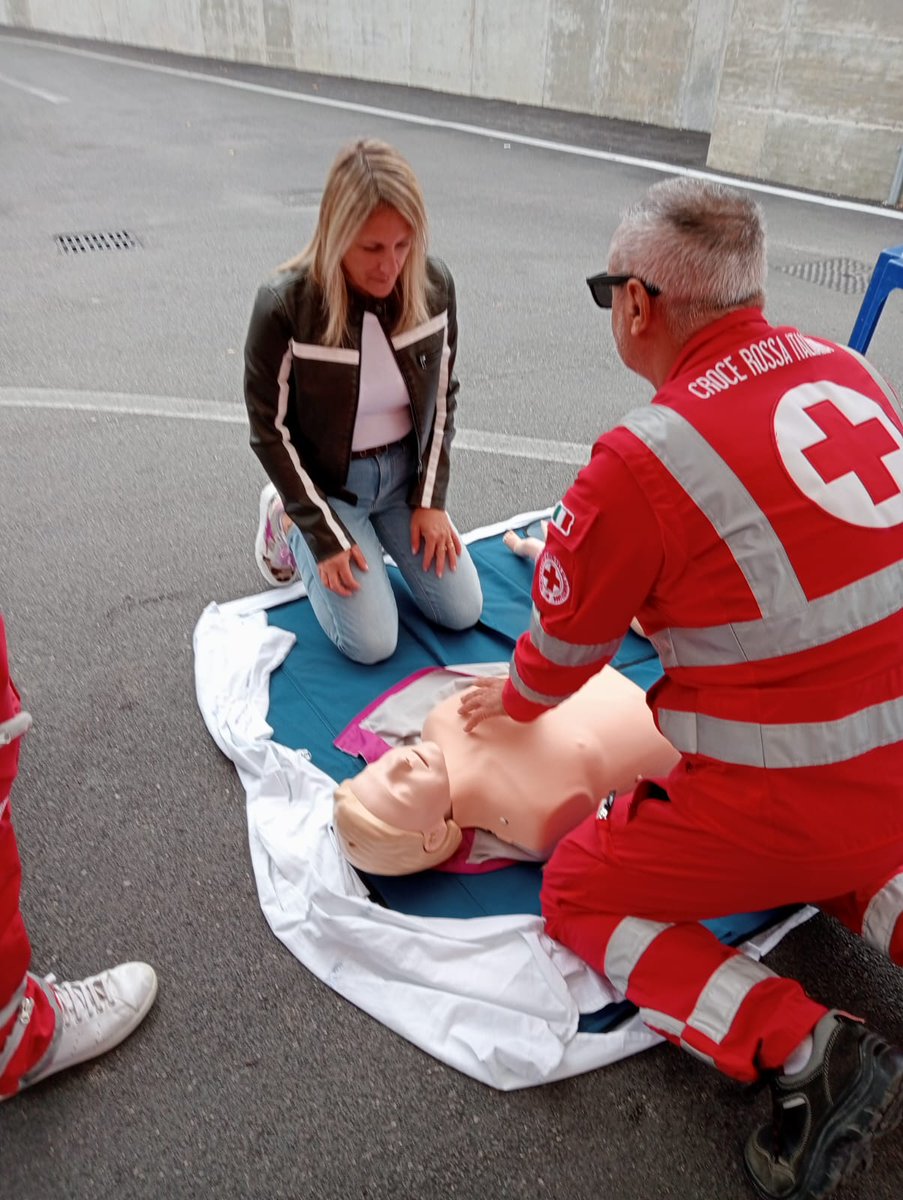 Crispoltore's tweet photo. E' fondamentale che chiunque assista a un arresto cardiaco effettui subito le manovre salvavita, come la rianimazione cardiopolmonare (RCP). Le nostre mani fanno la differenza tra la vita e la morte.
#CRIspoltore #worldrestartaheartday #GiovaniCRIspoltore #UnItaliaCheAiuta https://t.co/gwoLrxyODk