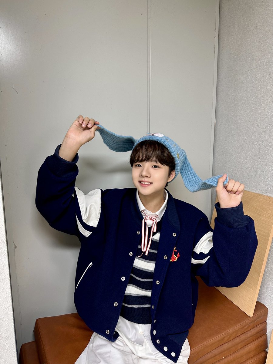 thewind_twt's tweet photo. [#안찬원] 오늘은 위즈라는 이름이 생긴지 100일이 되는 날이에요! 이런 의미 있는 날에 공연 보여드릴 수 있어서 너무나도 기뻐요~~ 항상 저희에게 사랑을 주셔서 감사합니다! 오늘 공연이 위즈들에게 힘을 줄 수 있으면 좋겠어요! 사랑해요 위즈 '^' ❤️❤️❤️ https://t.co/ITocP1WpOU