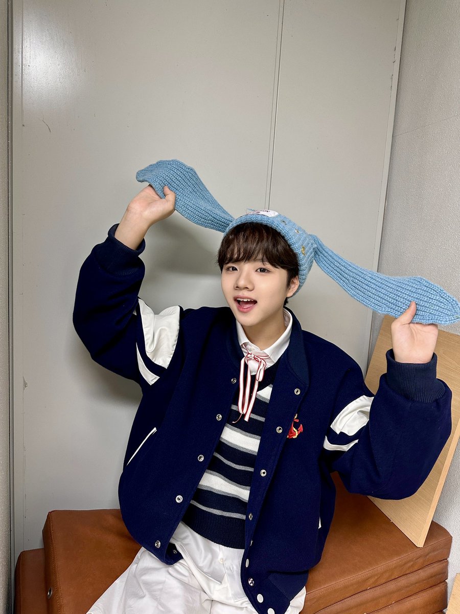 [#안찬원] 오늘은 위즈라는 이름이 생긴지 100일이 되는 날이에요! 이런 의미 있는 날에 공연 보여드릴 수 있어서 너무나도 기뻐요~~ 항상 저희에게 사랑을 주셔서 감사합니다! 오늘 공연이 위즈들에게 힘을 줄 수 있으면 좋겠어요! 사랑해요 위즈 '^' ❤️❤️❤️